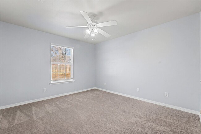 Building Photo - 585 Lynn Dr