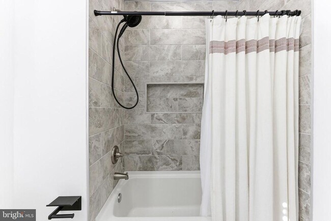 Building Photo - 737 Dolphin St