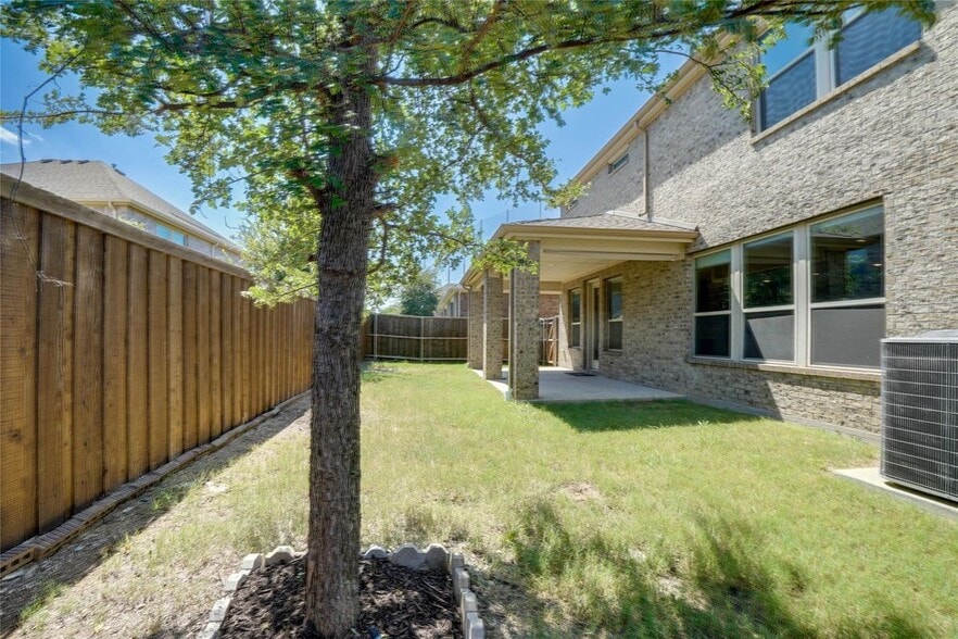 Building Photo - 410 Club House Dr