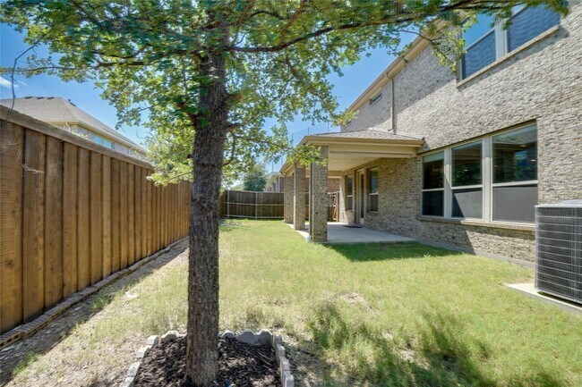 Building Photo - 410 Club House Dr