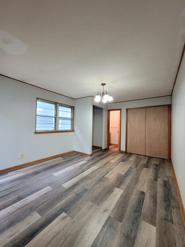 Building Photo - Move In Special! 4 Bedroom 1.5 Bath house!