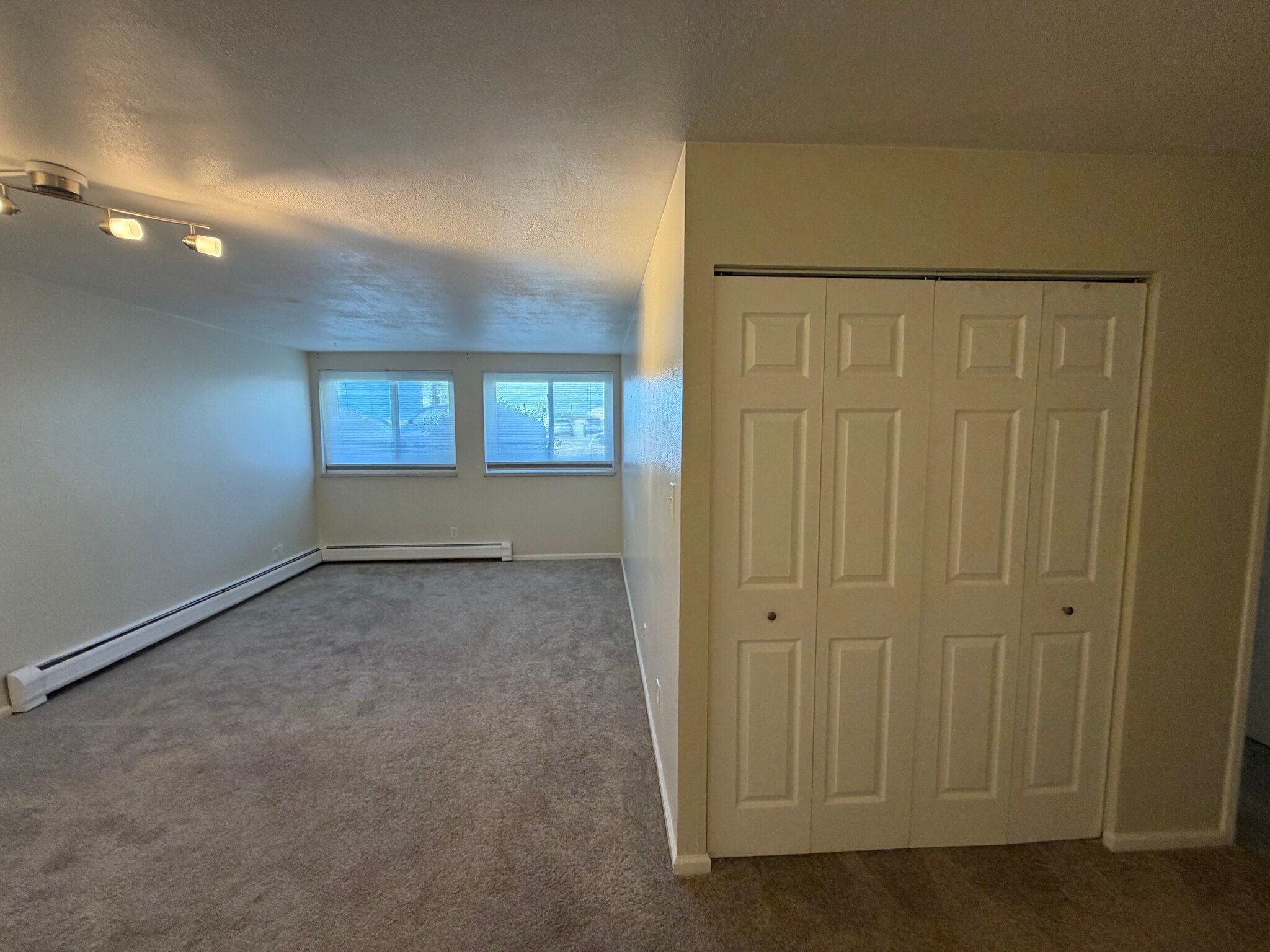 Building Photo - 1150 Golden Cir