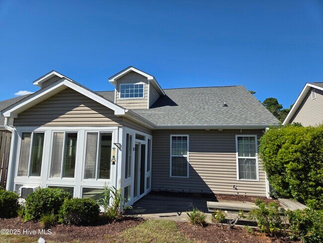 Building Photo - 521 Village Green Dr