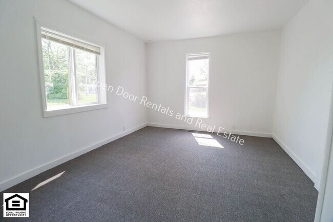 Building Photo - 918 W King St