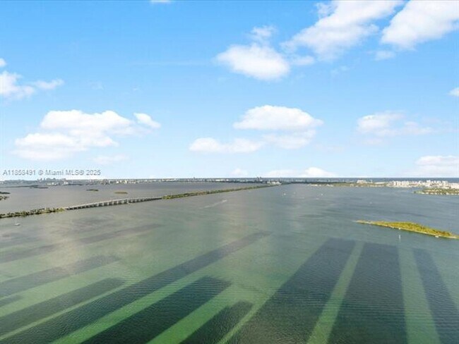 Building Photo - 700 NE 24th St