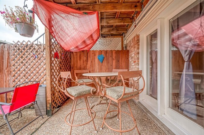 Building Photo - 12967 Trail Hollow Dr