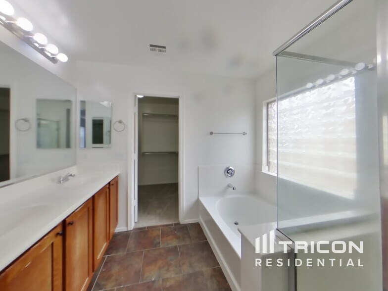 Building Photo - 4930 E Del Rio Dr