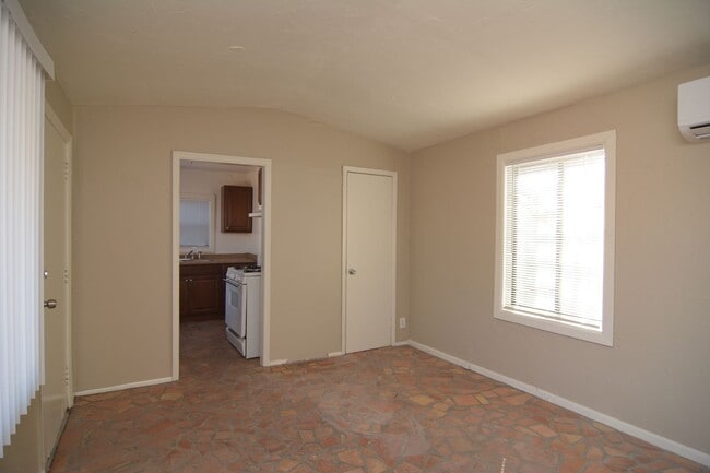 Building Photo - Charming 1 Bedroom 1 Bath Home! Great Cent...