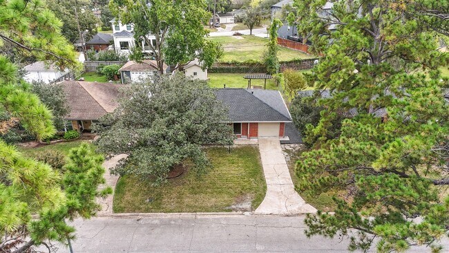 Building Photo - 2015 Woodcrest Dr