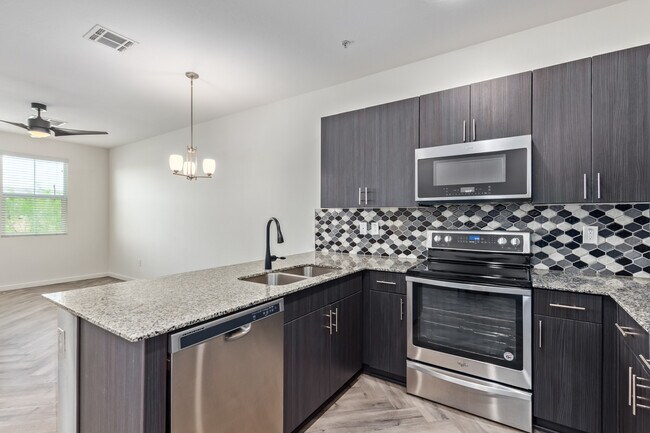 Building Photo - 2321 E Huntington Dr