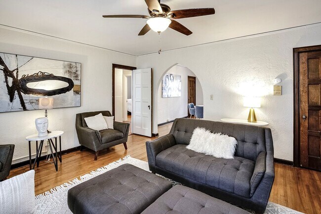 Building Photo - Spacious Two Bedroom Condo in Blackstone!