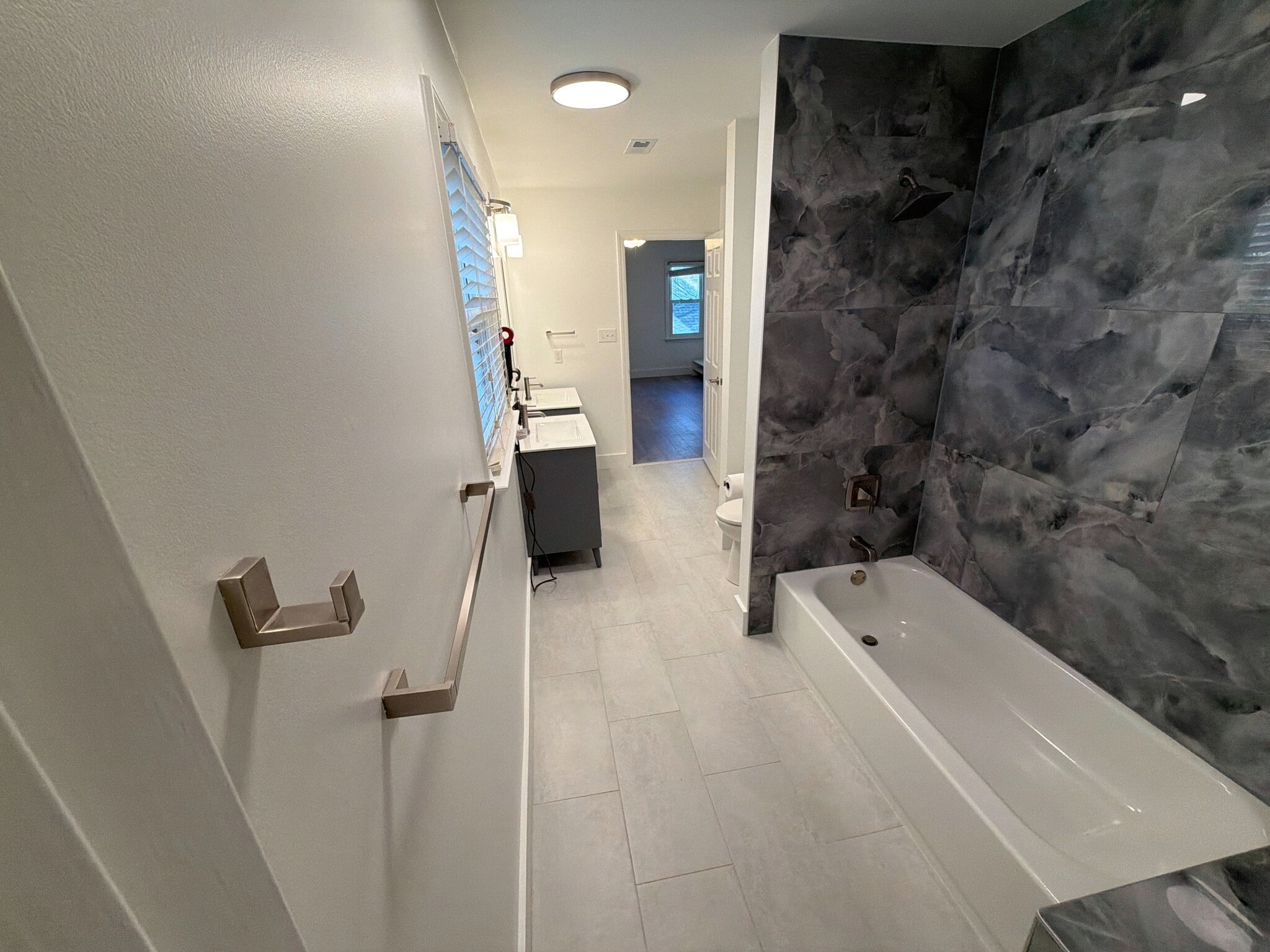 New everything in the master bath. - 115 Waterfall Ct