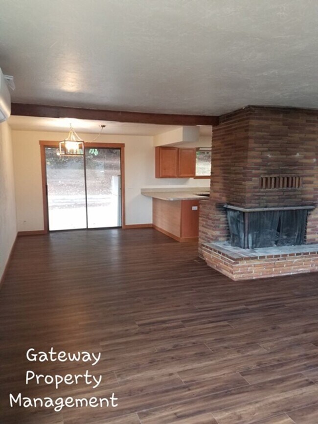 Building Photo - 3 Bedroom in town with a view!