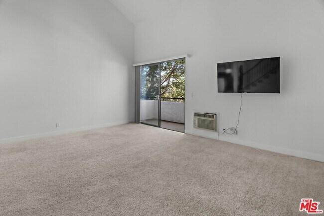 Building Photo - 10982 Roebling Ave