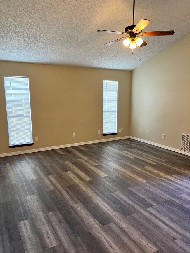 Building Photo - Charming Cottage Feel in Middleburg