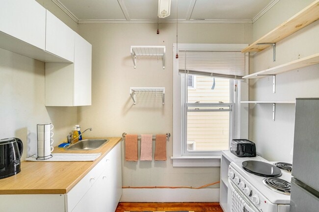 Building Photo - Renovated 2 Bedroom + Den w/ Private Garden Access