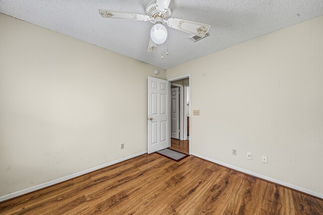 Building Photo - 9915 Villa Verde Dr