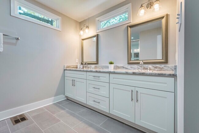 Building Photo - 1553 North Pkwy