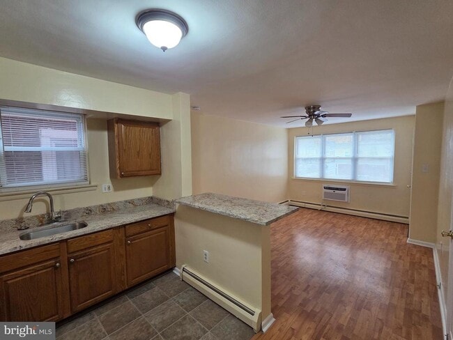 Building Photo - 553 Fanshawe St