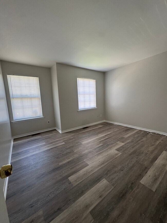Building Photo - 135 Chaucer Rd