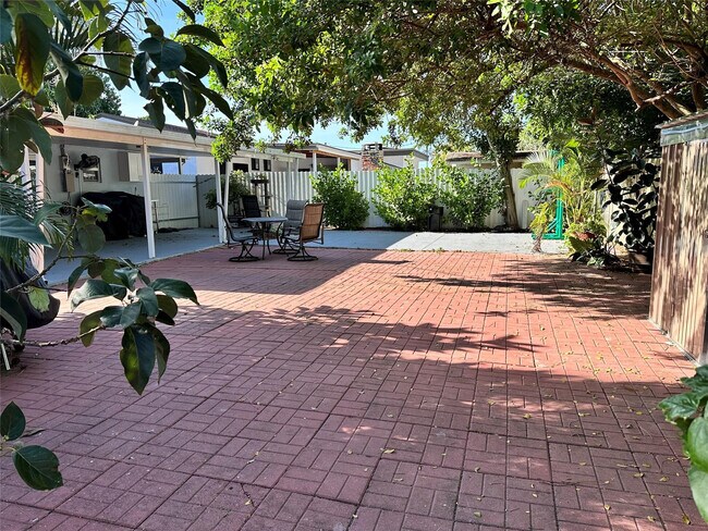 Building Photo - 2300 SW 43rd Terrace