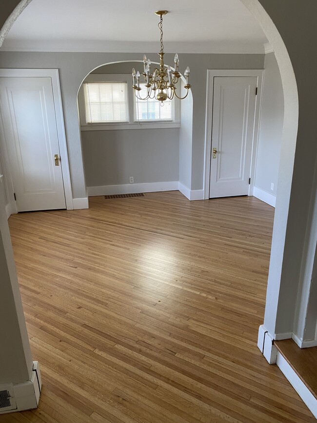 Building Photo - 74 E Iroquois Rd