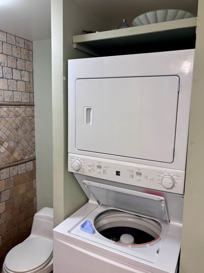 Building Photo - Available Now | 2 Bedroom, 2 bathroom, 1 a...