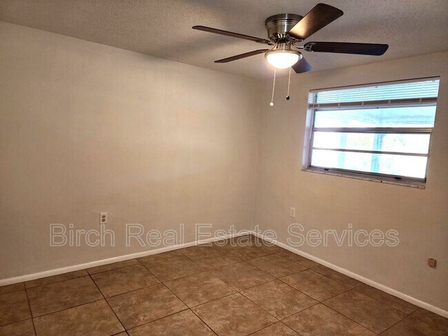 Building Photo - 1708 Springdale Dr