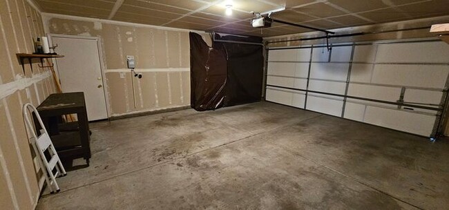 Building Photo - 2 Bedroom 2 bath 2 Car garage Plus Bonus R...