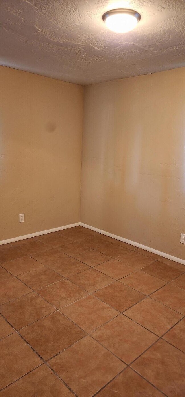 Building Photo - 2126 E Hidalgo Vista