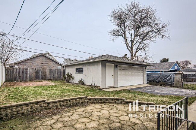 Building Photo - 8532 S 79th Ave
