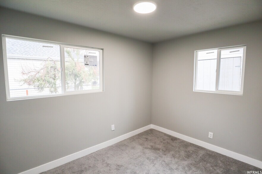 Bedroom for rent - 948 E Atkin Ave