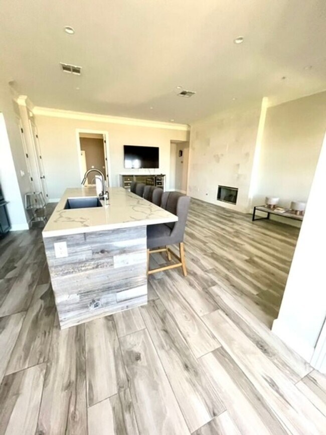 Building Photo - WONDERFULLY UPGRADED “GOLF VILLA” IN: GUAR...