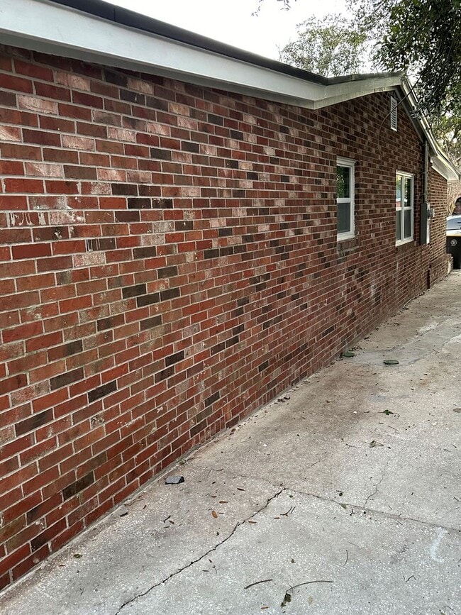 Building Photo - All Brick 4 bedroom 2 bath Northside Rental!