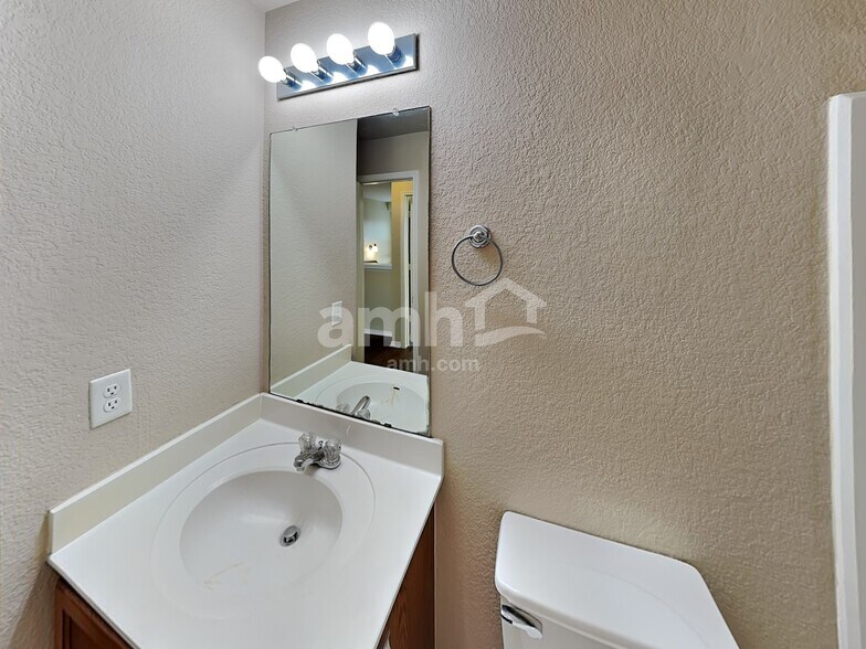 Building Photo - 270 New Country Rd