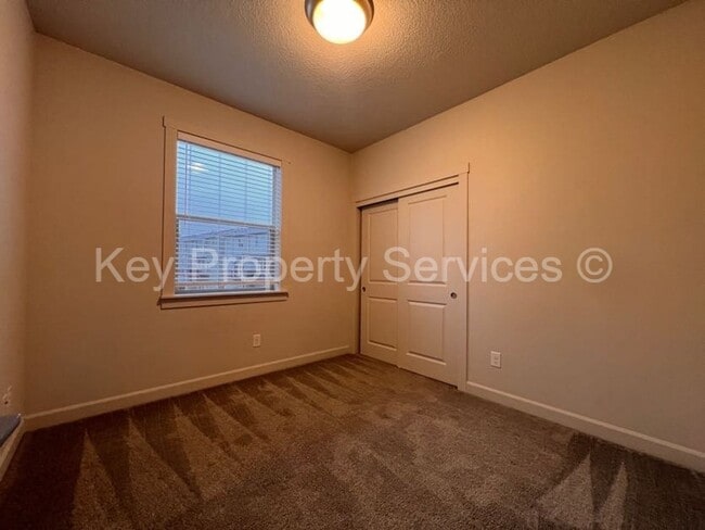 Building Photo - Woodland Townhome Just Minutes from i5