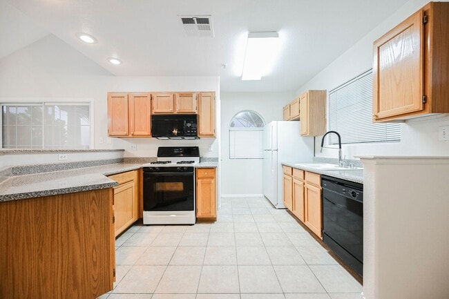 Building Photo - Gated Community townhome, with private garage
