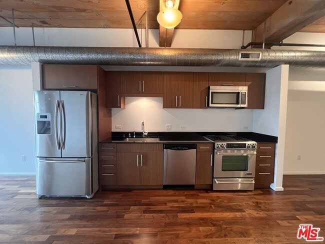Building Photo - 530 S Hewitt St