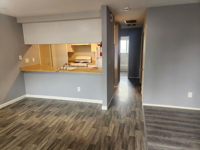 Building Photo - Charming 2-bedroom, 2- bathroom home in park like setting close to downtown Santa Rosa