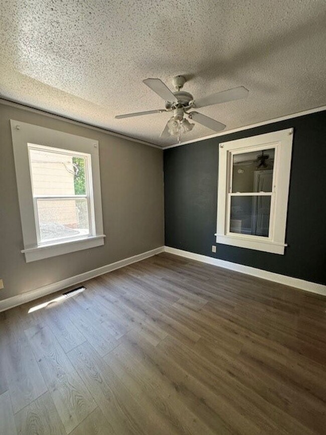 Building Photo - Charming 2 Bedroom 1 Bath close to Wendover and 29!