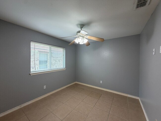Building Photo - 6629 Kodiak Dr