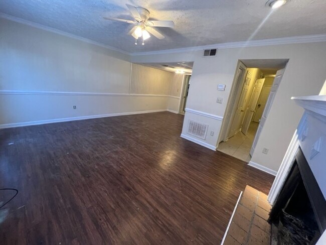 Building Photo - 2 Bed 2.5 Bath Condo