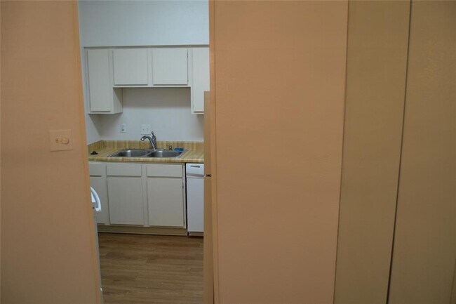 Building Photo - 2021 Spenwick Dr