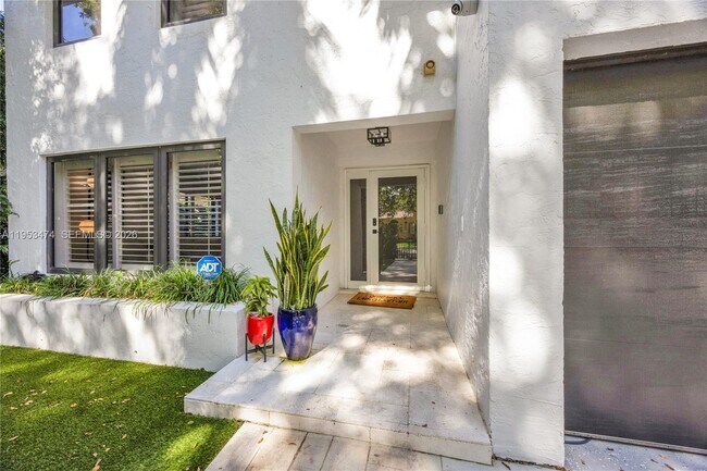 Building Photo - 1117 Alberca St