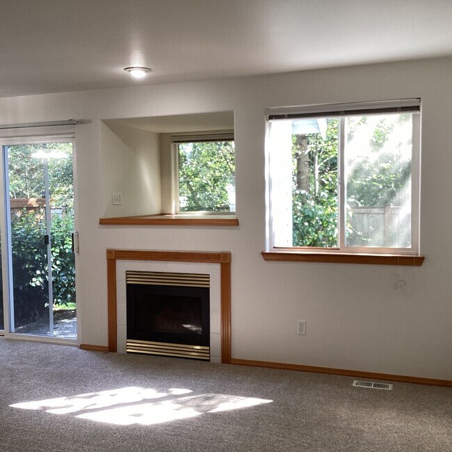 Building Photo - Bright & Spacious Everett Condo – 3 Bed, 2...