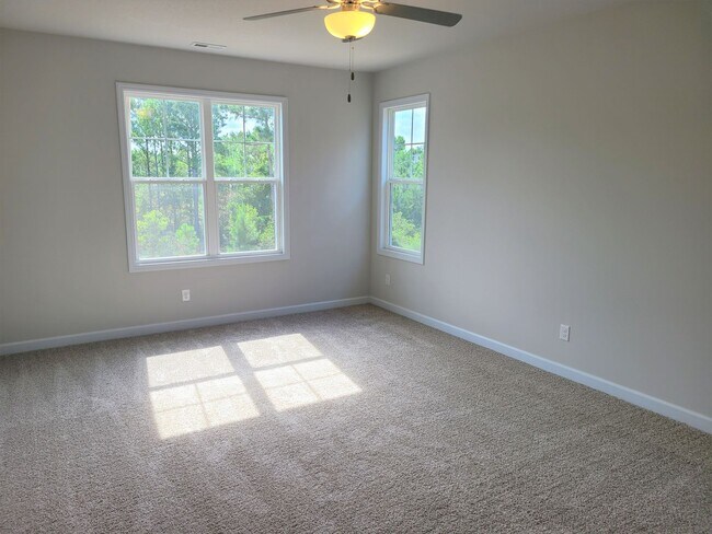 Building Photo - Beautiful 3 bedroom, 2.5 bath townhome - H...