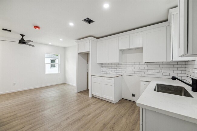 Building Photo - 306-40th 1/2 E 40th 1/2 St