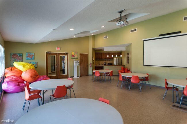 Building Photo - 1 br, 1 bath Apartment - Chatham Green