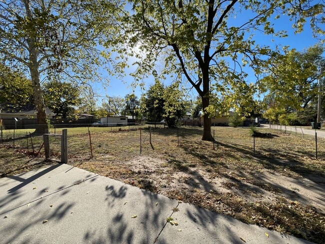 Building Photo - Clean 2 Bedroom 1 Bath House