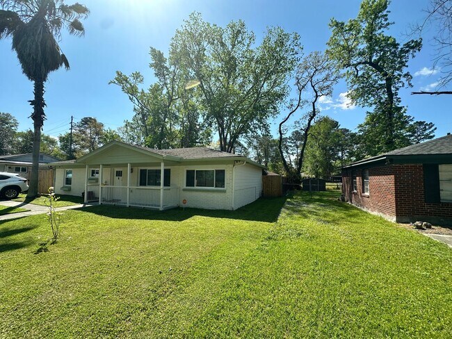 Building Photo - 3 BED | 2 BATH | GATED BACKYARD | TWO CAR DRIVEWAY | DAFFIN PARK